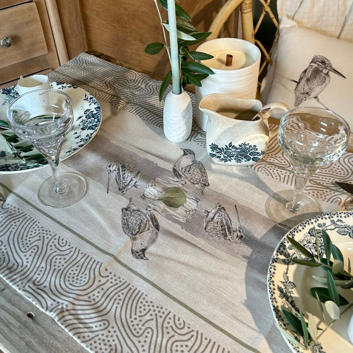 Tischläufer mit Sumpfschnepfe und Rebhuhnvögeln