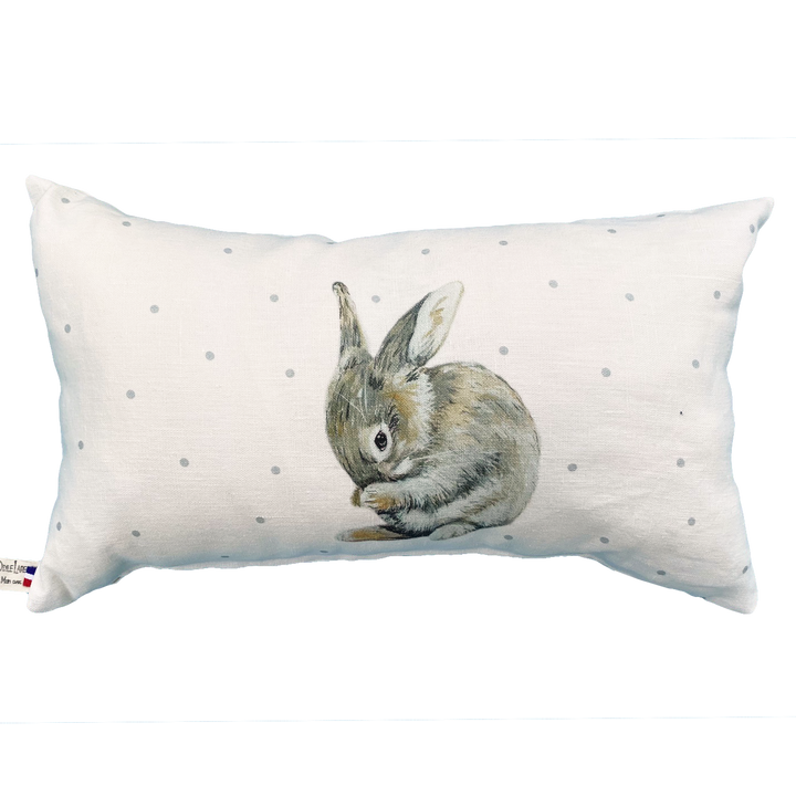 Coussin en lin blanc avec des petits pois, motif d'un lapin assis, gamme pour enfant