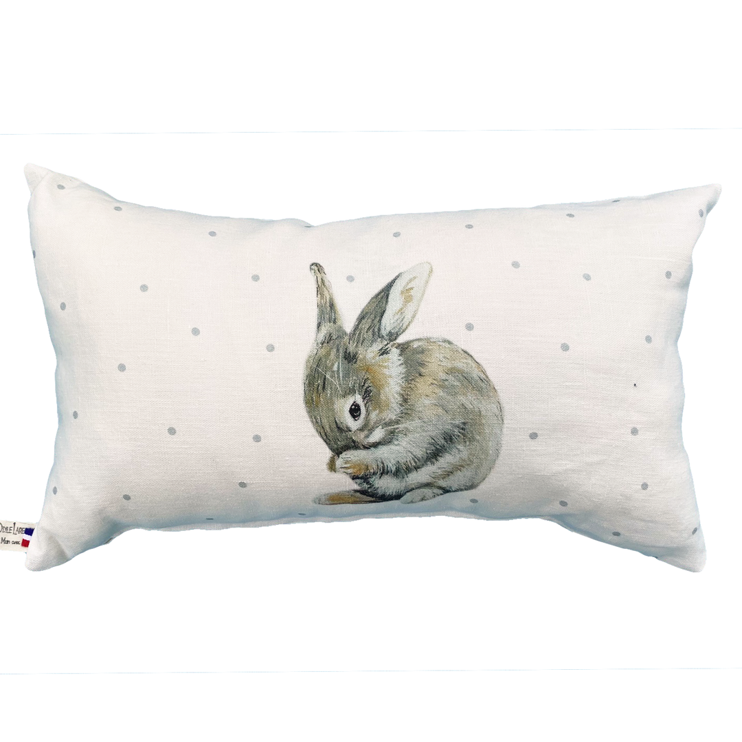 Coussin en lin blanc avec des petits pois, motif d'un lapin assis, gamme pour enfant